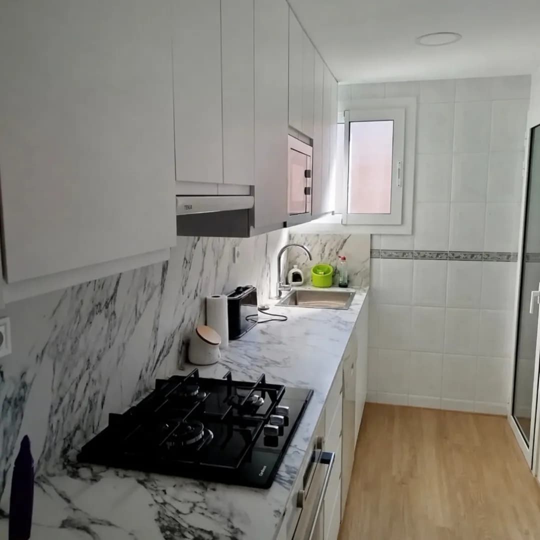 Encimeras a medida para cocinas abiertas en Sabadell: 5 claves de diseño